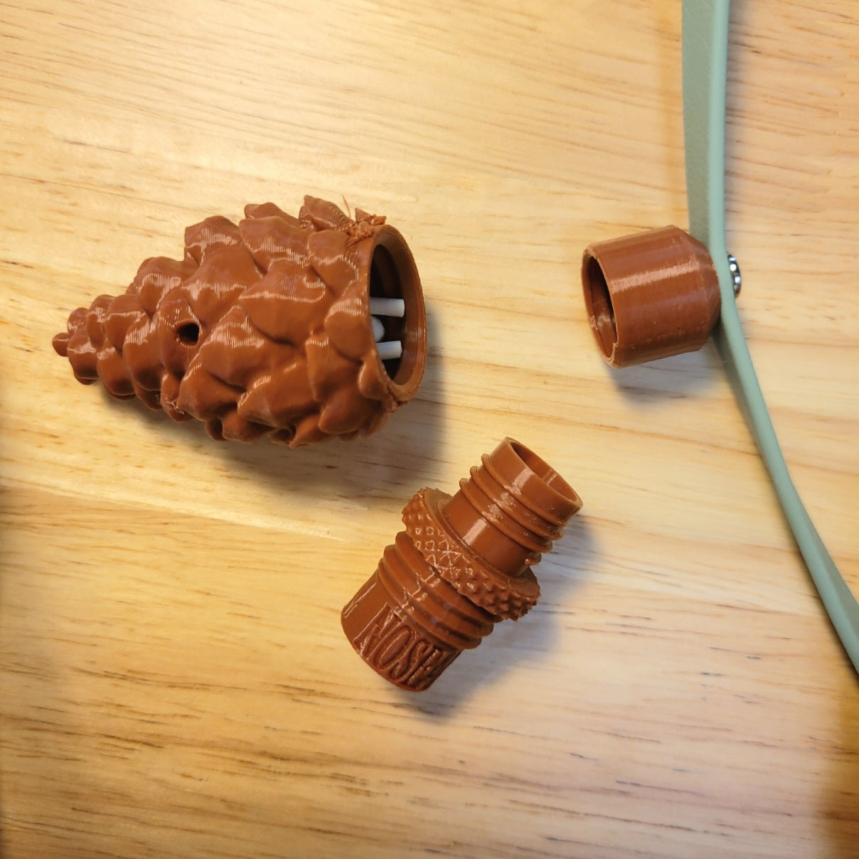 The pinecone has a screw lid with another screw on the outside, allowing it to screw to the line in a fixed manner. It also keeps the odor in the pinecone body separate from the line to reduce contamination.
