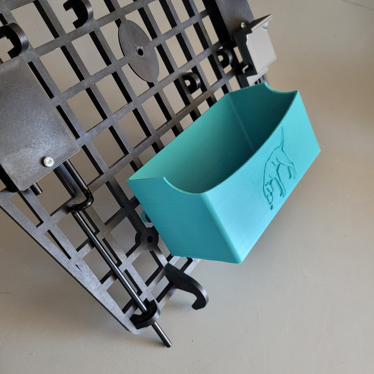 Shown on a medium Ruffland door in turquoise