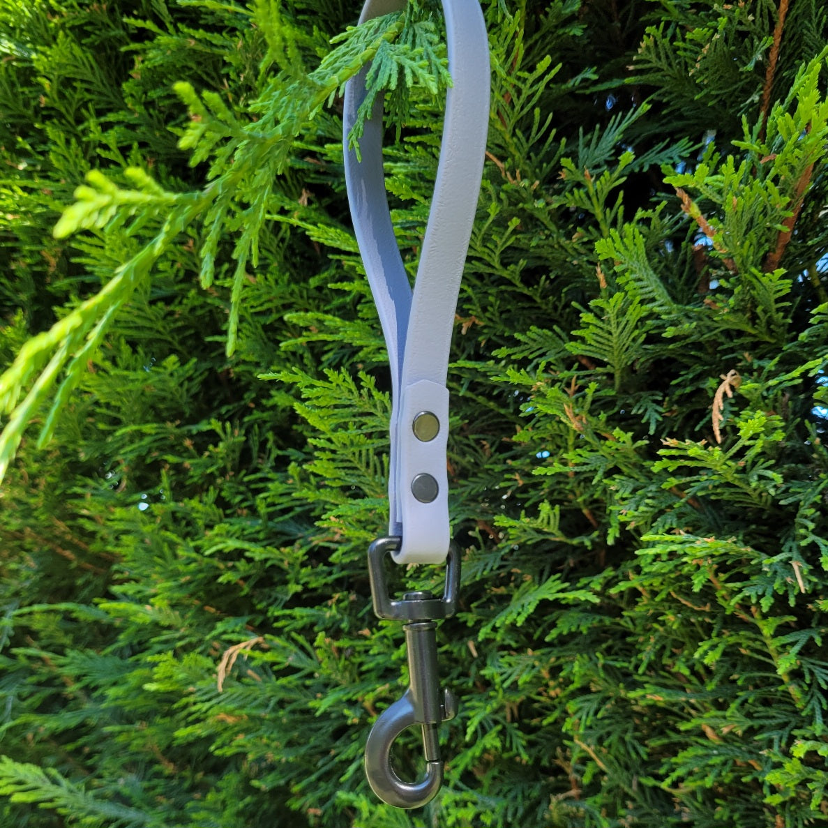 9" long leahs in grey with 2.5" long black clask