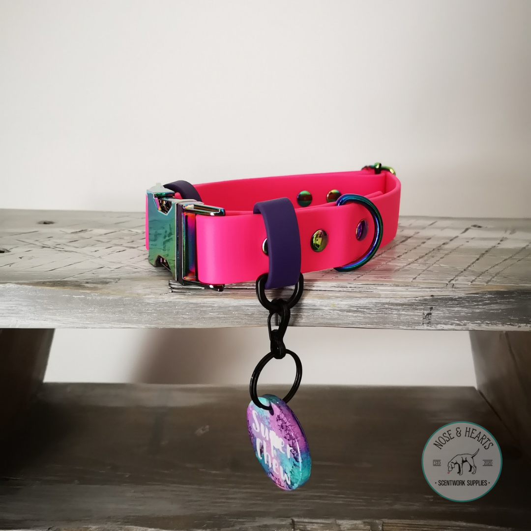 Main colour magenta with accent colour (straps) purple