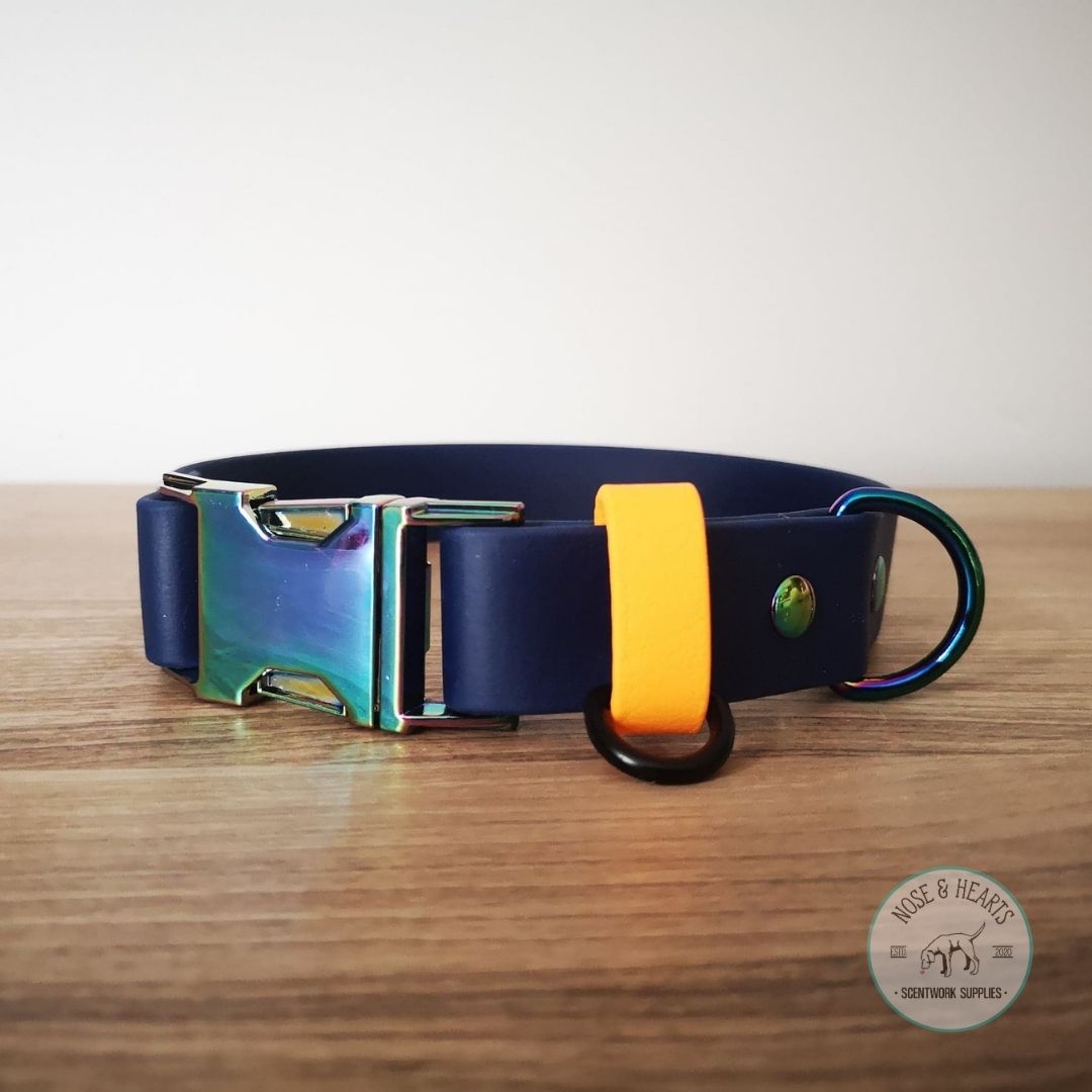Main colour navy with accent colour (straps) mandarin