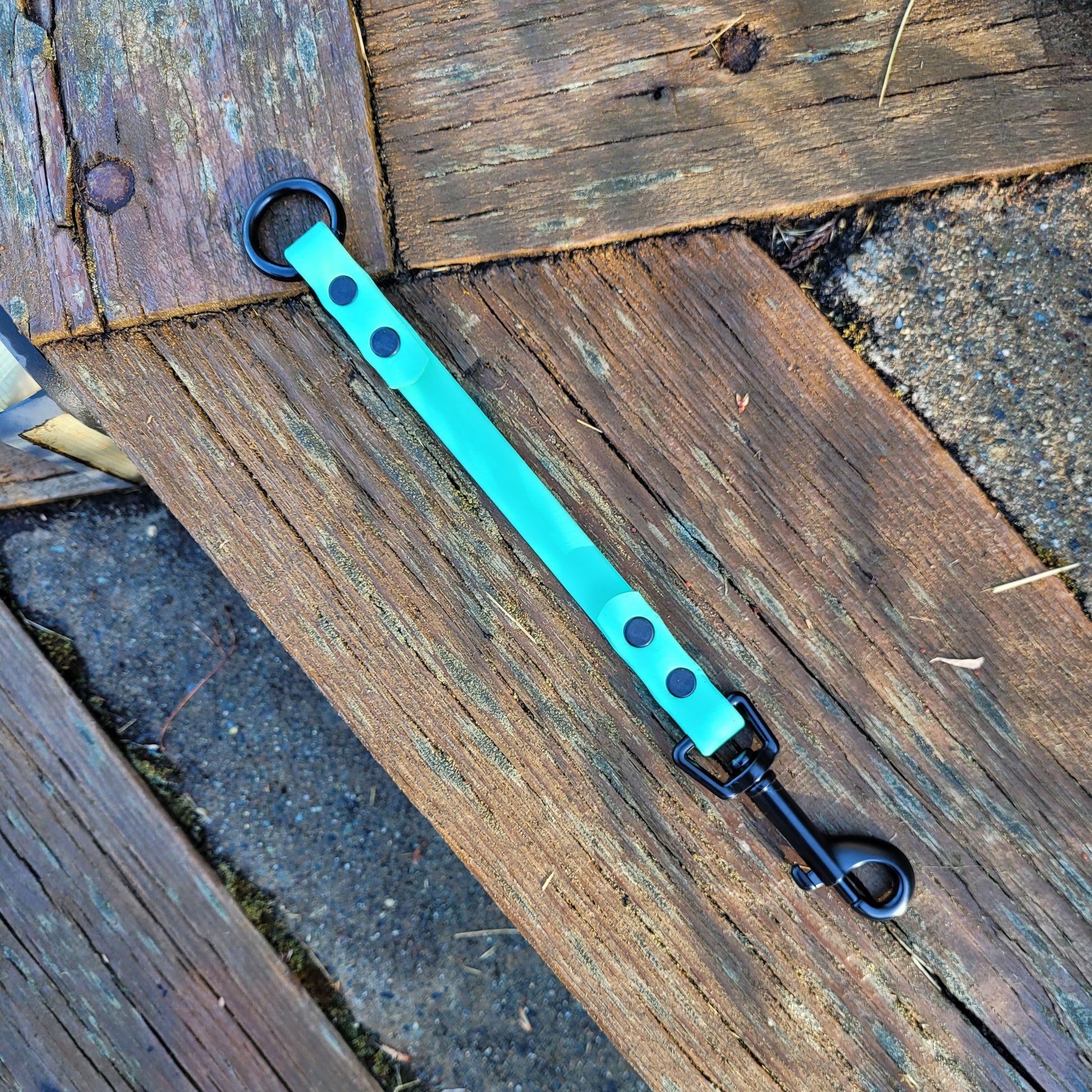 Teal straight tab with a ring