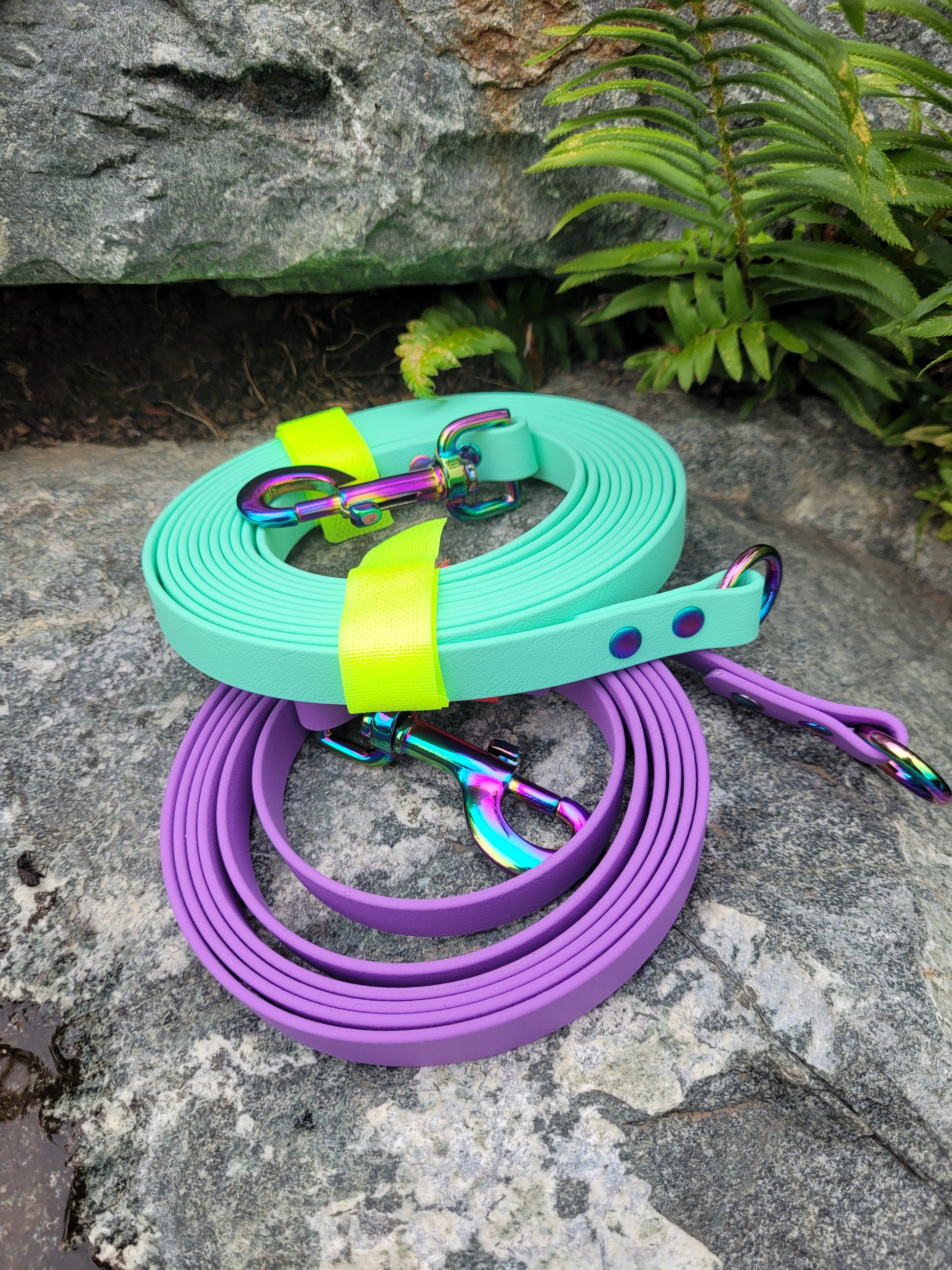 Amethyst and sea foam green leash, straight end with a ring.  