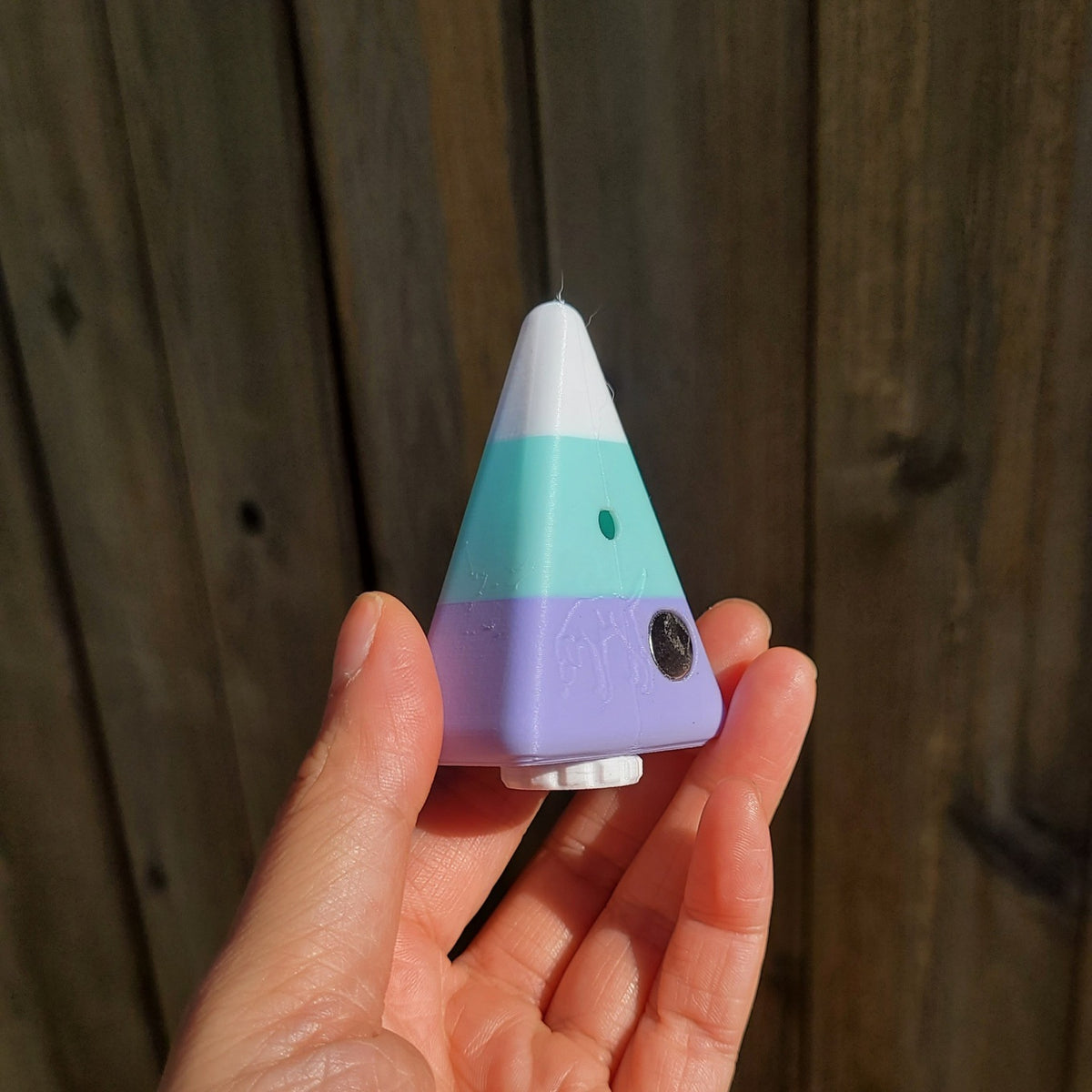Comes with a magnet already attached on the back for elevation