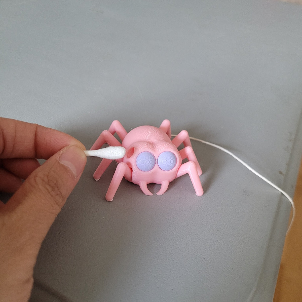Fitting a Q-tip into the Pink Spider Vessel. Q-tip not included. This Q-tip is does not have odour and just being used for demonstration purposes. Please use proper odour handling techiniques.