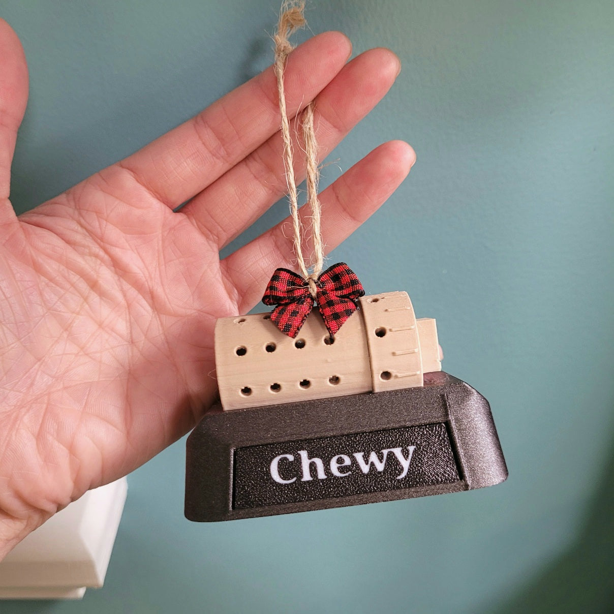Shown with the red buffalo check bow. The name plate is black & the font is white. The base is a sparkle black hence it looks a bit lighter against the black plate.