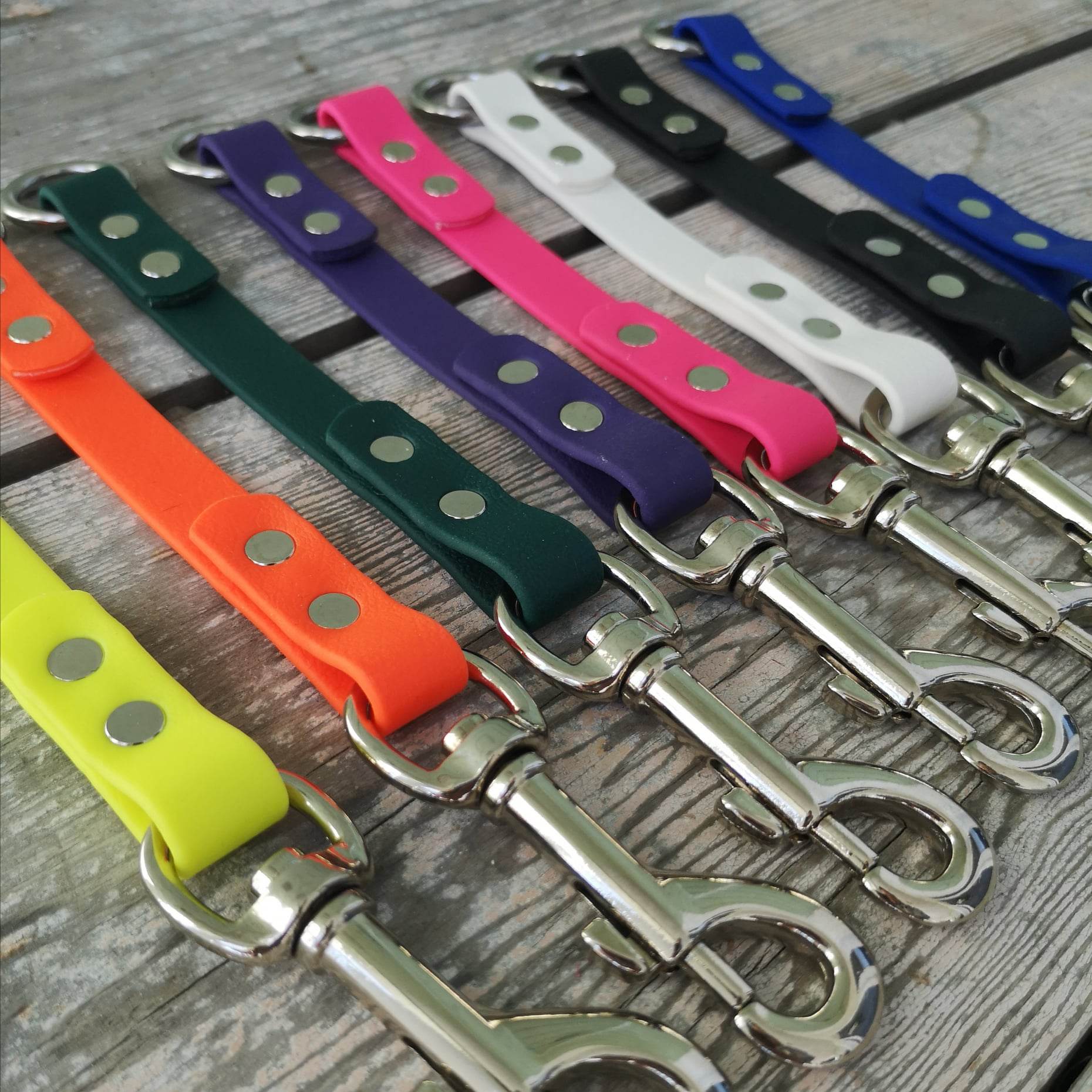 Straight tabs with a ring.  From Left to right: Neon yellow, Neon Orange, Hunter Green, Purple, Magenta Pink, White, Black and Royal blue.